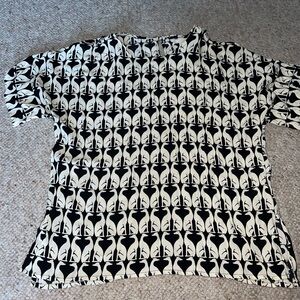 Women’s H&M Black/Ivory Greyhound Print Blouse size 8 short sleeve  Graphic Top